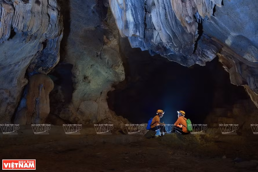 Se encuentra la hermosa cueva de Cha Loi, al pie de una gran montaña en el pueblo de Cay Sung, comuna de Ngan Thuy, municipio de Le Thuy. Foto: Ly Hoang Long