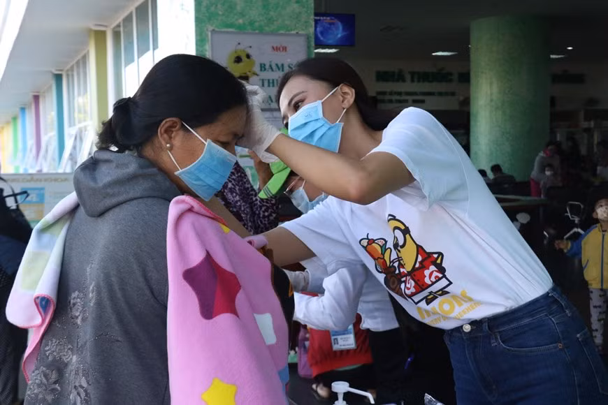 En el futuro cercano, la finalista Nguyen Huynh Kim Duyen se comprometió a continuar llevando a cabo muchos proyectos más grandes dirigidos a la educación y a favor de los niños y las mujeres. La muchacha, nacida en 1995, proviene de la ciudad sureña de Can Tho. Kim Duyen participa en el concurso de Miss Universo en 2019 y se convirtió en una de las cinco finalistas del certamen. La joven realizó estudios en Singapur. La entrega de mascarillas en varios hospitales en el Sur forma parte de sus actividades como finalista del concurso. Kim Duyen compartió hoy esta es su responsabilidad. (Fuente: Vietnam +)