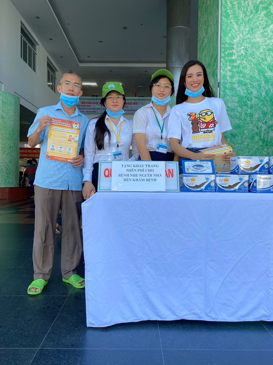 La finalista Nguyen Huynh Kim Duyen y sus amigos entregaron mascarillas gratuitas en varios hospitales. La muchacha compartió que esta es una responsabilidad que una finalista universal debe hacer. La muchacha, nacida en 1995, proviene de la ciudad sureña de Can Tho. Participa en el concurso de Miss Universo en 2019 y se convirtió en una de las cinco finalistas del certamen. Kim Duyen realizó estudios en Singapur. Duyen cree que cada persona debe protegerse a sí mismo y llevar mascarillas es una medida más importante y efectiva para combatir contra el coronavirus. El brote del COVID-19 inició a finales de diciembre de 2019 en China y se propaga en todo el mundo. (Fuente: Vietnam +)