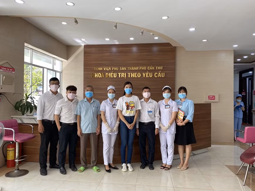 La finalista Nguyen Huynh Kim Duyen, de 25 años de edad y oriundo de la ciudad sureña de Can Tho, ha participa activamente en las actividades sociales desde el certamen de Miss Universo de 2019. Recientemente ella y sus amigos entregaron mascarillas gratuitas en varios hospitales. La actividad muestra su voluntad de unirse a la prevención y lucha contra la pandemia de COVID-19, que se evoluciona de manera complicada en Vietnam y el mundo. La epidemia, que inició a finales de 2019 en China, ha impacto en gran medida en todos los aspectos de la vida social y la economía nacional y global. (Fuente: Vietnam +)