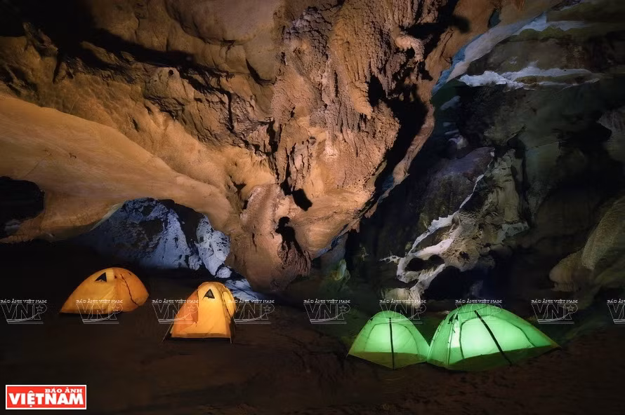 Acampada en el interior de la gruta. Foto: Ly Hoang Long
