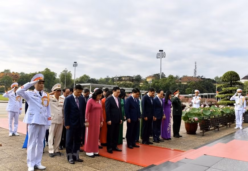 El mausoleo está diseñado para ser muy duradero, resistente a bombas y terremotos de magnitud 7. También hay un proyecto de protección especial contra las inundaciones cuando se rompe un dique en Hanoi. El ataúd debe soportar grandes impulsos mecánicos. Mausoleo también está diseñado para agregar una "habitación especial" para poder mantener el cuerpo en su lugar en caso de guerra. El mausoleo fue construido sobre los antiguos cimientos de la fortaleza en el medio de la plaza Ba Dinh, donde Ho Chi Minh presidió importantes manifestaciones y leyó la Declaración de Independencia que dio nacimiento a la República Democrática de Vietnam. (Fuente: Vietnam+) 