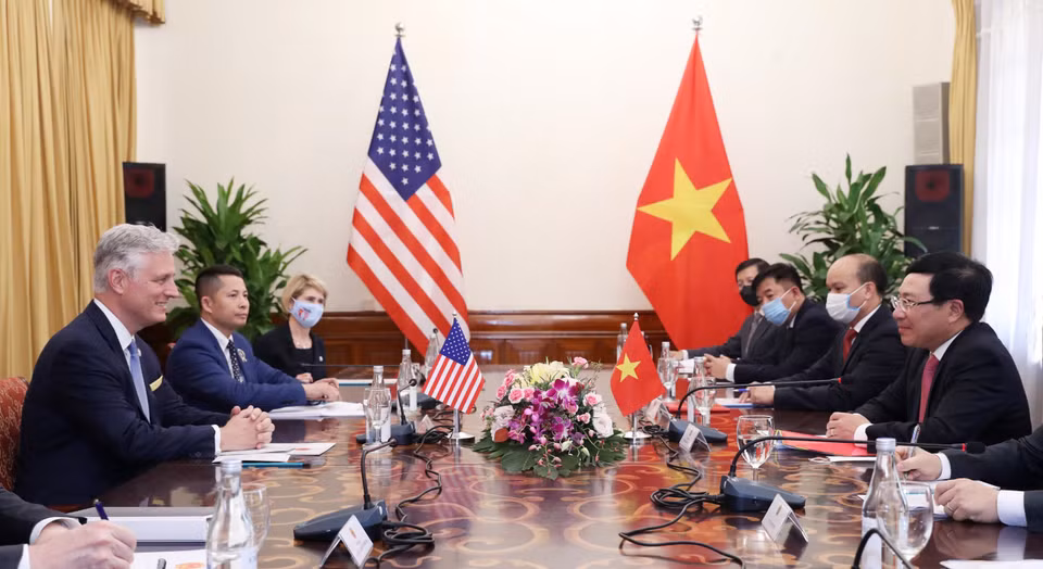 Pham Binh Minh, viceprimer ministro y canciller de Vietnam, mantiene conversaciones con el asesor de seguridad nacional de Estados Unidos, Robert O'Brien, durante su visita oficial a Vietnam el 21 de noviembre de 2020. (Foto: VNA)