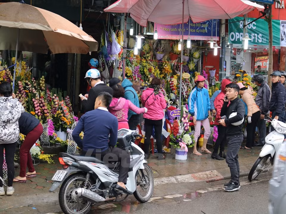 Varias personas andan buscando flores bellas en este día (Fuente: VNA)