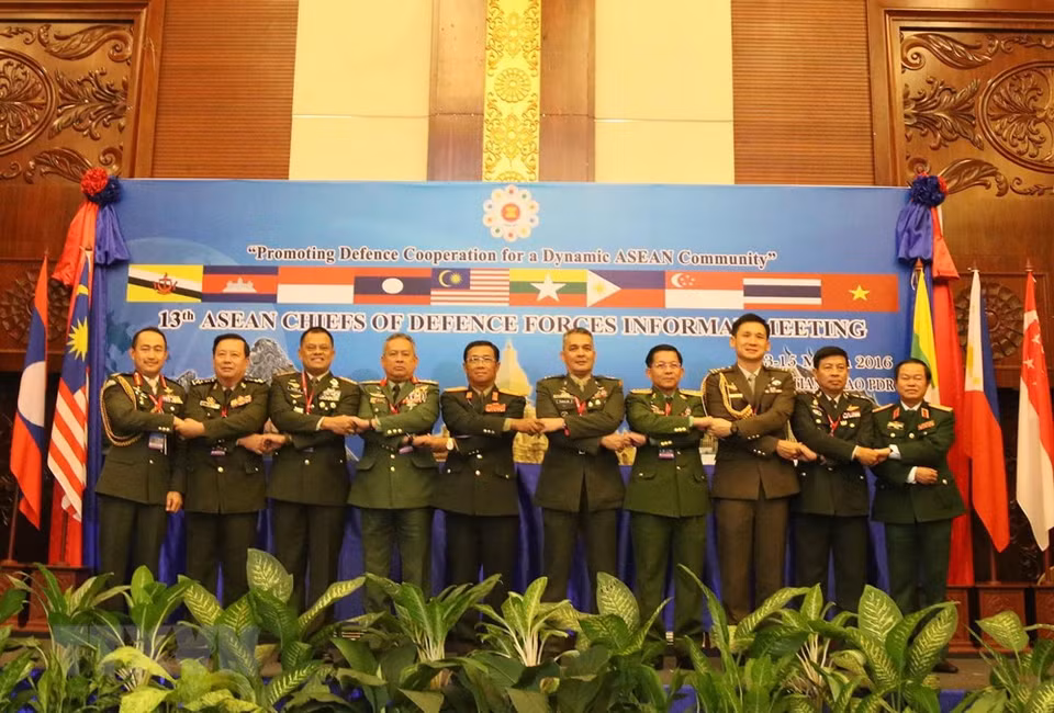 El general Do Ba Ty, jefe del Estado Mayor del Ejército Popular de Vietnam, dirigió a la delegación vietnamita a asistir a la 13ª reunión no oficial del Comandante de la Fuerza de Defensa de la ASEAN (ACDFIM-13) el 14 de marzo de 2016, en Vientiane (Foto: VNA)