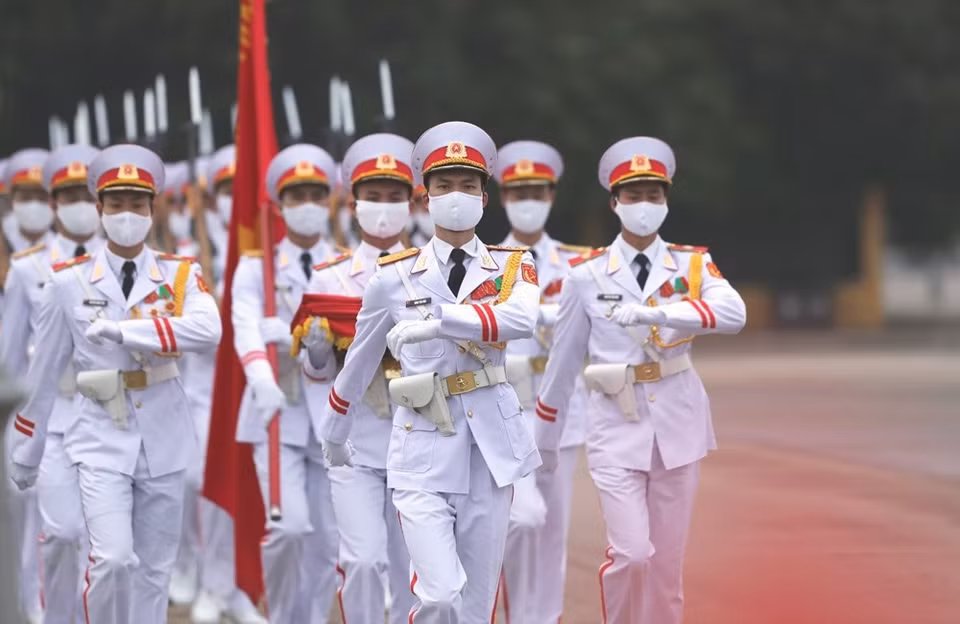 La ceremonia de izamiento de la bandera nacional en la plaza Ba Dinh en la mañana del 30 de abril de 2020. (Foto: VNA)
