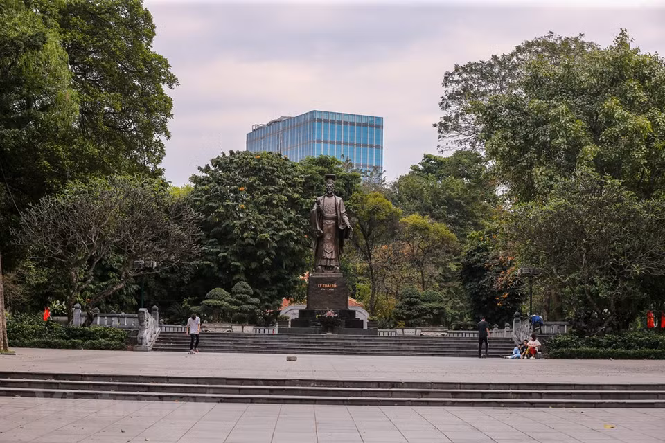 En las calles turísticas alrededor del lago Hoan Kiem, casi no hay gente, una imagen muy diferente de lo habitual. (Foto: Vietnam +)