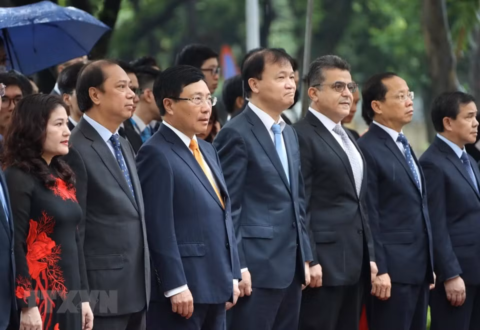 Viceprimer ministro y canciller, Pham Binh Minh, y los delegados asistieron a la ceremonia de izamiento de la bandera de la ASEAN (Foto: VNA)