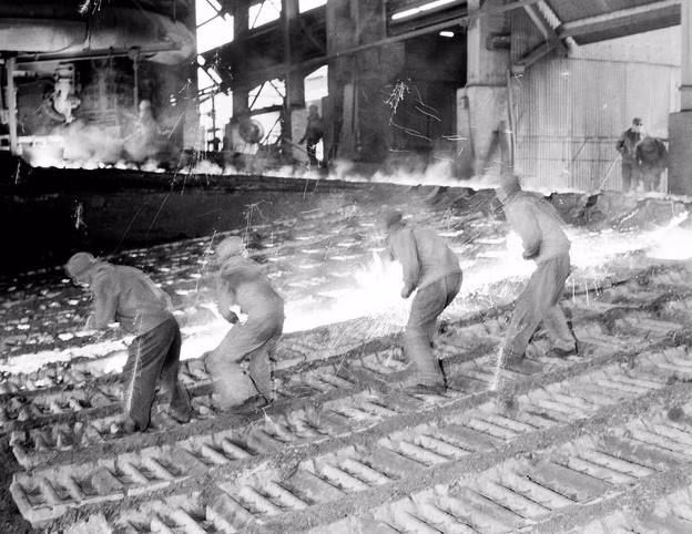 Los trabajadores de la empresa de acero Thai Nguyen en 1966. (Foto: Tran Phac / VNA)