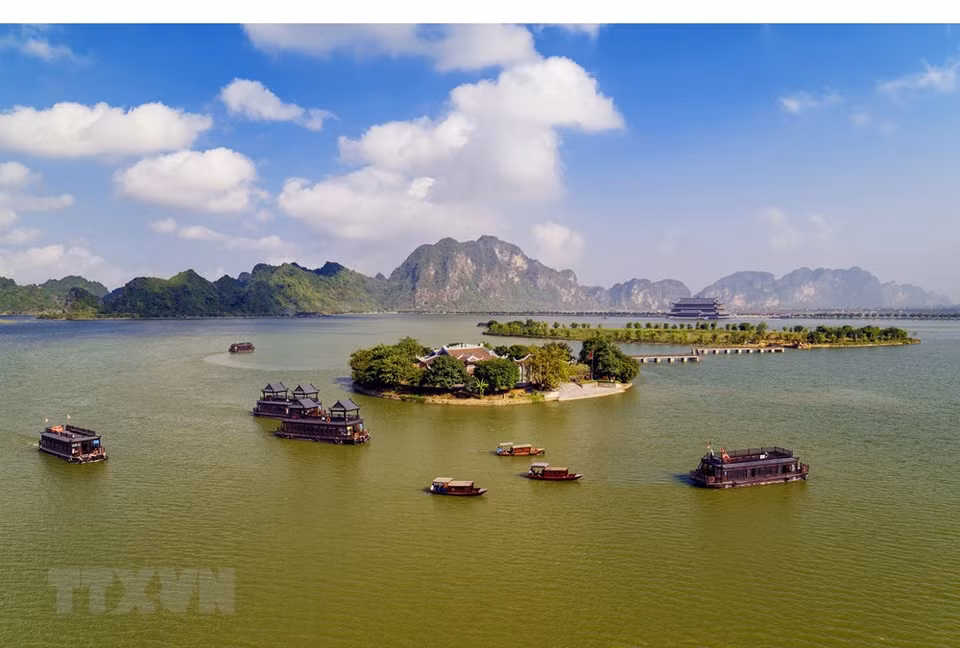 Viaje en barco en lago Tam Chuc, con más de 600ha de extensión (Foto: VNA)