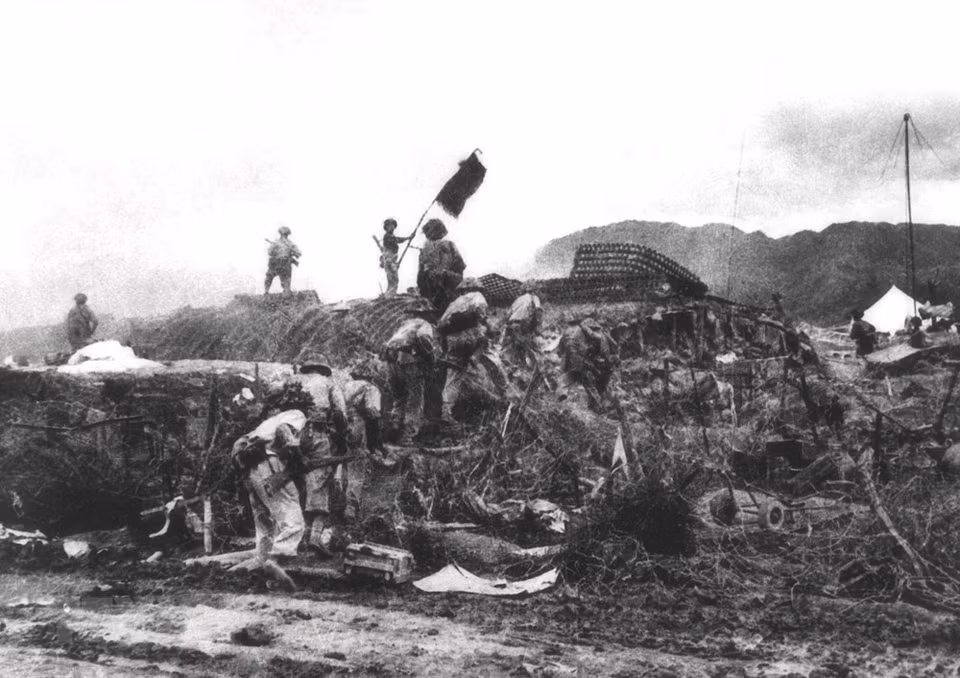 En la tarde del 7 de mayo de 1954, la Bandera de Victoria del Ejército Popular de Vietnam ondeó en el techo del túnel del general De Castries. La histórica campaña de Dien Bien Phu se culminó. (Foto: Archivo)