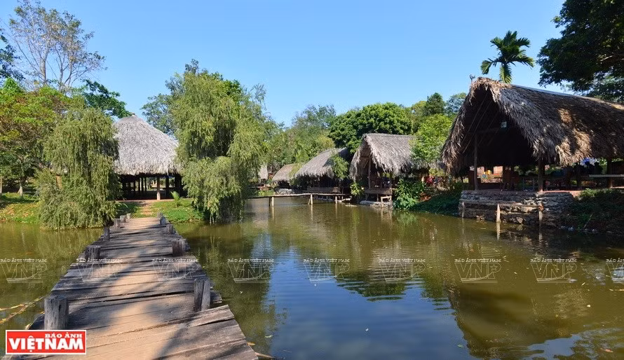 Siguiendo la vía fluvial del lago Lak desde la cordillera Chu Chang Sin, luego de atravesar los bosques en las tierras altas del oeste en el corazón de la ciudad de Buon Ma Thuot, los turistas quedarán impresionados por esta aldea tradicional (Foto: VNA)
