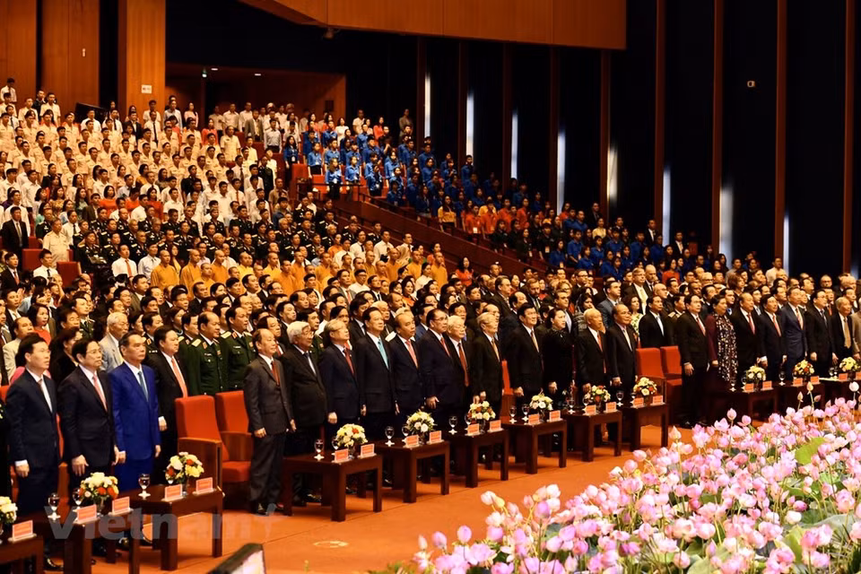 Al acto asistieron los máximos dirigentes del Partido Comunista de Vietnam (PCV), la Asamblea Nacional, el Gobierno, el Frente de la Patria. (Fuente: VNA)