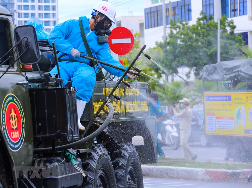 Militares de defensa química desinfectan calles del distrito de Son Tra para evitar el contagio del coronavirus. (Foto: VNA)