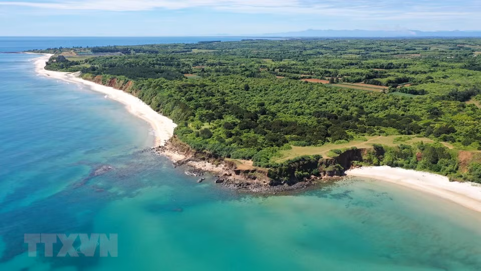 Los dos lados del cabo Treo son una larga costa de decenas de kilómetros con agua azul y arena blanca. (Foto: VNA)