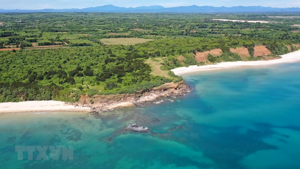 Los dos lados de Mui Climb son una larga costa de kilómetros con agua azul clara y arena blanca y lisa. (Foto: Ho Cau / VNA)