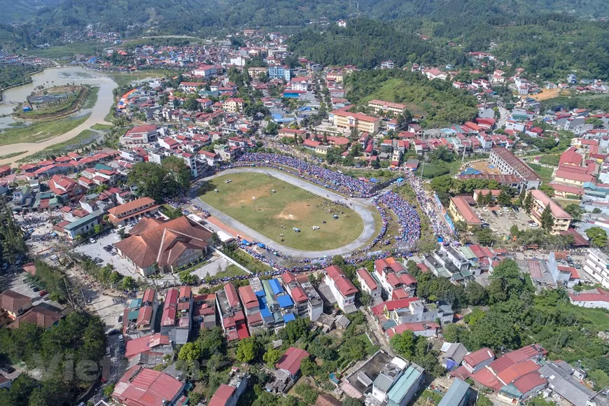 El pueblo de Bac Ha, en el distrito homónimo de la provincia norteña montañosa de Lao Cai, está ubicado a una altitud de más de mil metros sobre el nivel del mar y a unos 60 kilómetros al sureste de la ciudad de Lao Cai, cabecera provincial. El clima aquí es templado durante todo el año y es un destino turístico popular en el Norte de Vietnam. Bac Ha gana su fama por su mercado al aire libre todos los domingos, que no solo es un lugar comercial, sino también un espacio para el intercambio cultural entre los pobladores de esta región. (Foto: Vietnam+)