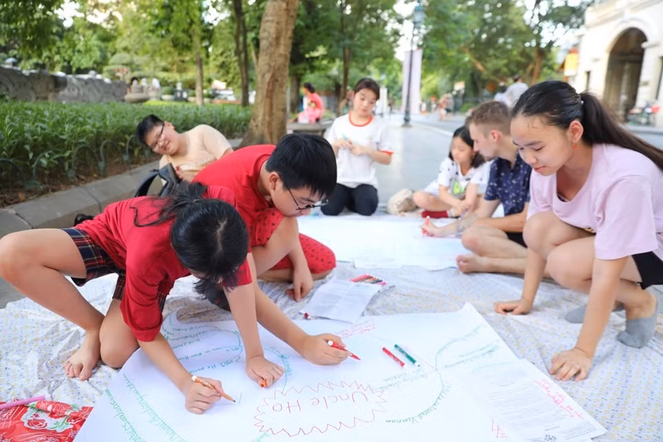 Los niños participan en las actividades recreativas en las calles peatonales en el caso antiguo capitalino. (Foto: VNA)