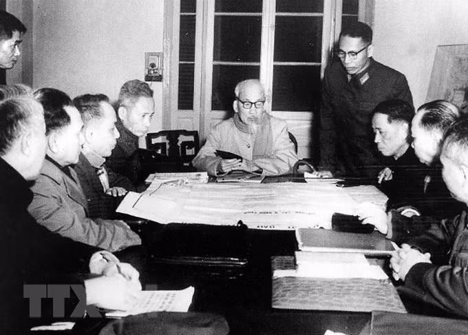 El 28 de diciembre de 1967, el Presidente Ho Chi Minh sostuvo una reunión con el Buró Político del Comité Central del Partido para decidir sobre la política de apertura de la Ofensiva General y la Ofensiva Tet en 1968. (Foto: VNA)