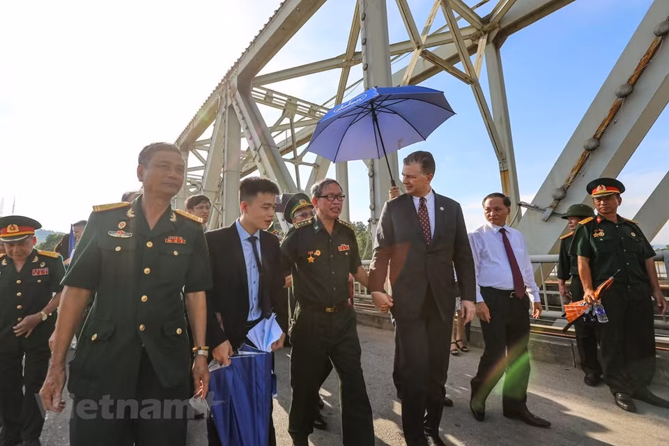 El embajador de Estados Unidos en Vietnam, Daniel J. Kritenbrink, junto con veteranos de guerra vietnamitas y estadounidenses durante el encuentro en el puente Ham Rong, el 29 de junio (Foto: VNA)