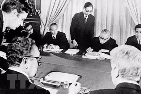 El asesor especial Le Duc Tho, en representación del Gobierno de la República Democrática de Vietnam, firmó el Acuerdo de París para poner fin a la guerra y restablecer la paz en Vietnam. (Foto: VNA)