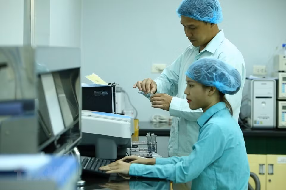 Estudio cuantitativo de proteínas en vacunas en el laboratorio de Vabiotech. (Foto: VNA)