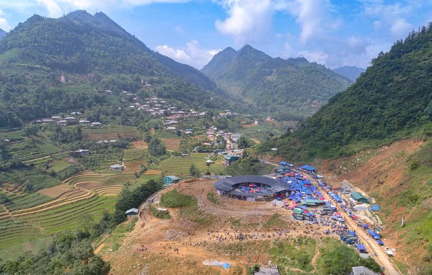 El mercado de Can Cau es un mercado típico de las minorías étnicas (principalmente Giay, Mong y Hoa) en el noroeste de Vietnam y está ubicado a lo largo de la carretera 153 que conecta el pueblo de Bac Ha con el pueblo fronterizo de Si Ma Cai, en la comuna de Can Chau, distrito de Si Ma Cai, provincia de Lao Cai. El mercado se celebra los sábados y los días feriados, desde la madrugada hasta el mediodía. Este es también el mercado de búfalos más grande del noroeste del país indochino, con cientos de búfalos comercializados en cada sesión. (Foto: Vietnam+)