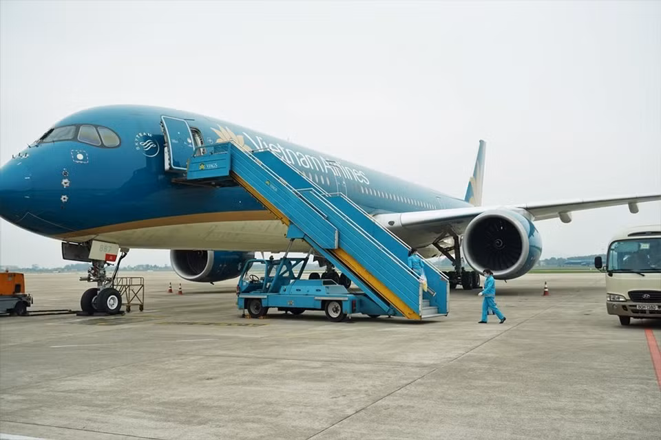 Todos los días, Vietnam Airlines desinfecta docenas de aviones justo después de su aterrizaje (Foto: Vietnam +)
