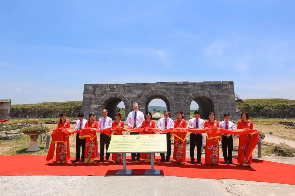 El embajador de EE. UU. en una ceremonia para inauguración del proyecto de preservación Cong Nam (Puerta Sur) en la reliquia de la citadela de la dinastía Ho, auspiciado por el Fondo de Embajadores para la Conservación Cultural (AFCP) (Foto: VNA)