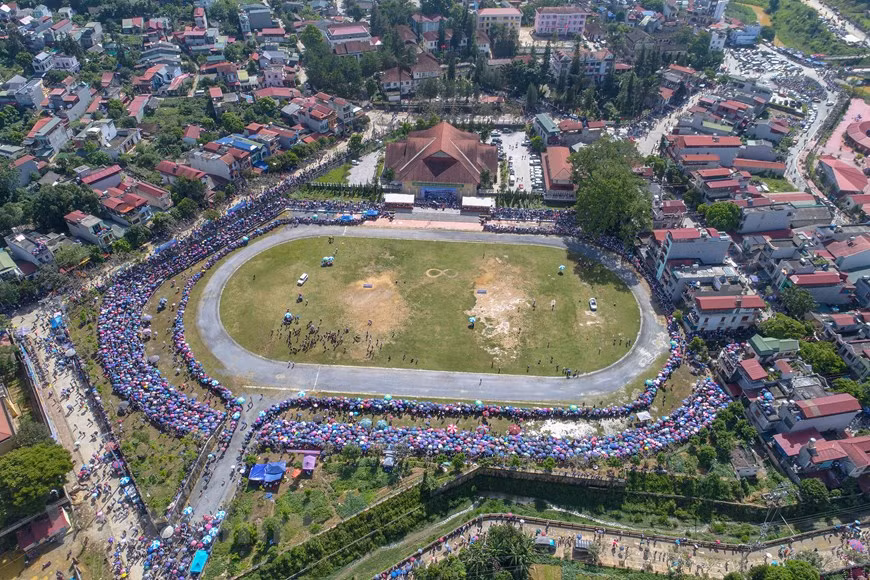 Bac Ha ha sido famoso no solo por su hermoso paisaje con bosques inmensos adornados con flores de ciruela y bauhinia blancas, sino también por el festival de carreras de caballos. El evento es una práctica cultural tradicional única de grupos étnicos que viven en la "Meseta Blanca". Organizada anualmente desde 2007, la actividad se ha establecido como la cita deportiva más esperada por los lugareños y los visitantes a este lugar. El evento congrega cada año de 15 mil a 20 mil visitantes nacionales y extranjeros. Aunque no es una carrera profesional, la simplicidad y las características populares de la vida cotidiana hacen la atracción de la misma. (Foto: Vietnam+)