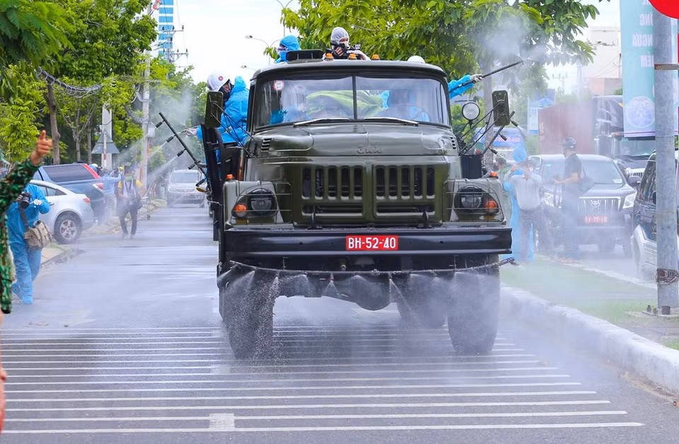 Militares de defensa química desinfectan calles del distrito de Son Tra para evitar el contagio del coronavirus. (Foto: VNA)