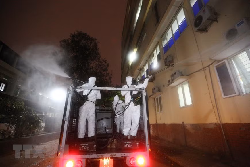 Se utilizan vehículos especiales para desinfectar el Hospital Bach Mai, en el distrito de Dong Da (Foto: VNA)