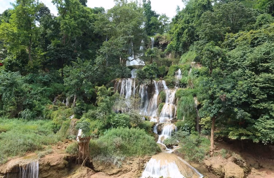 La cascada Dai Yem tiene 100 metros de altura y se divide en dos partes. (Foto: Vietnam +)