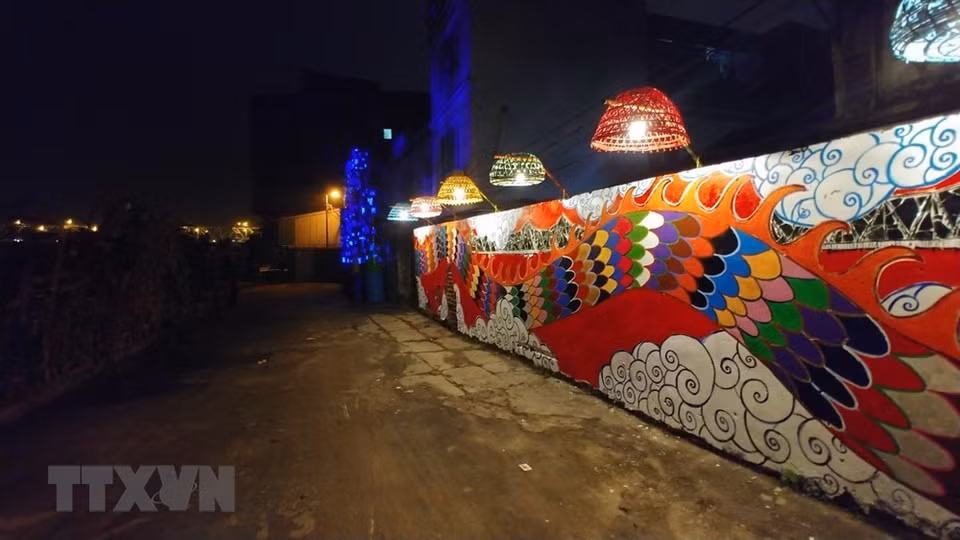 Espacio comunal arte callejero en el barrio Phuc Tan en la noche. (Foto: VNA)