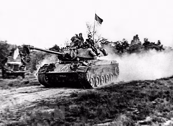 Los tanques y las fuerzas de infantería de la 320 División ocuparon la base de Dong Du (Cu Chi), el 29 de abril de 1975, abriendo la entrada en Saigón en el noroeste durante la Operación Ho Chi Minh. (Foto: VNA)