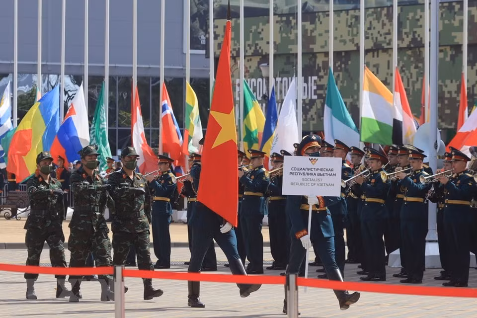 El equipo vietnamita de tanques de biatlón desfiló en la ceremonia de apertura de Army Games. (Foto: VNA)