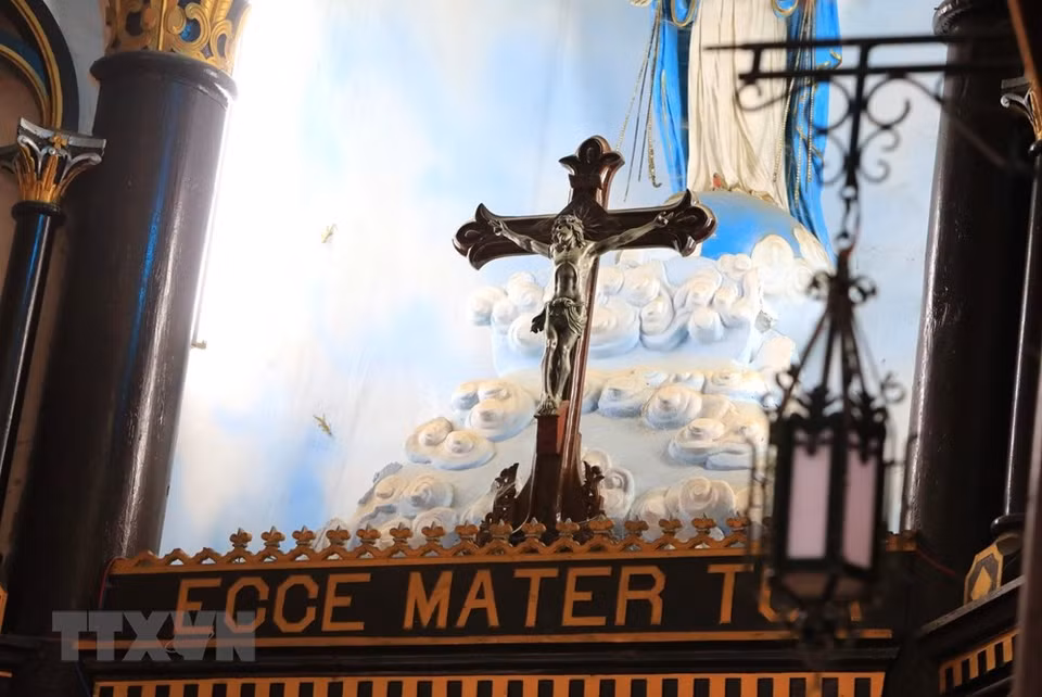 Los creyentes van a la catedral Kon Tum. (Foto: VNA)
