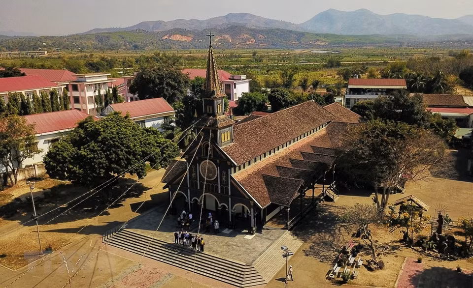 La catedral Kon Tum, construida entre 1913 y 1918 por los sacerdotes franceses, se encuentra en la calle Nguyen Hue, en la provincia central de Kon Tum, es muy conocida por los turistas por su belleza. (Foto: VNA)
