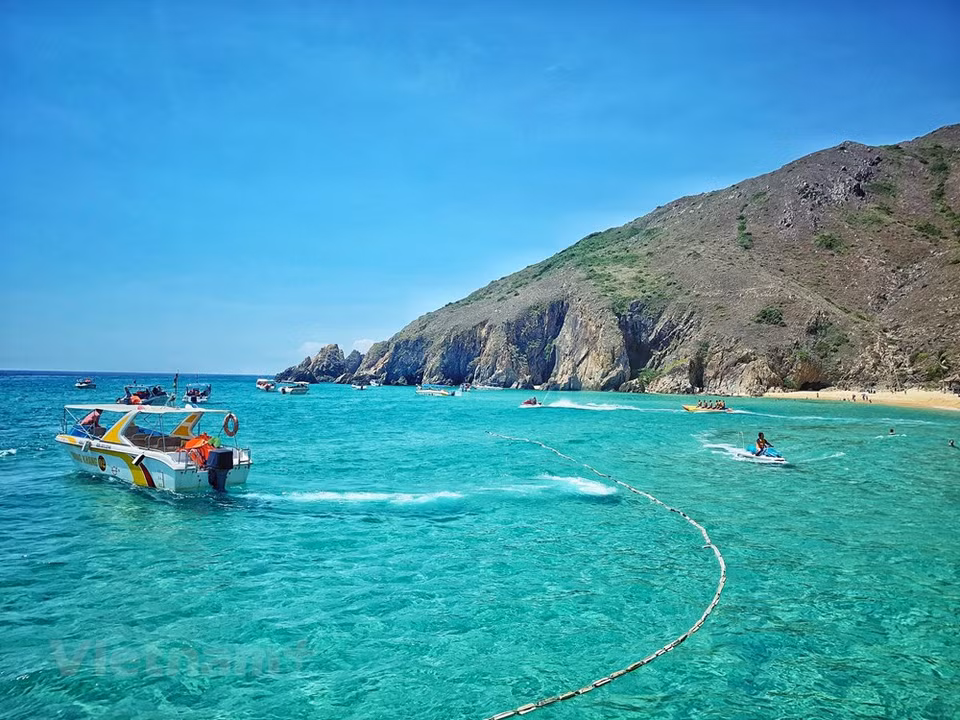 Los turistas pueden llegar en canoas a la playa Ky Co con agua cristalina (Foto: VNA)