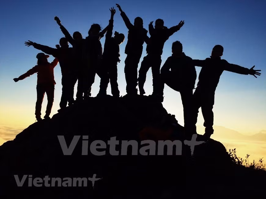 La alegría de conquistar el pico para contemplar la majestuosa y mágica belleza de la naturaleza. Los flancos de la cordillera de Hoang Lien son muy empinados y es difícil de obtener acceso a la mayor parte del parque a pie. La montaña de Ngu Hanh Son, en la aldea de Ta Giang Phinh, distrito de Sa Pa, tiene 3,090 metros de elevación. Es la segunda en altura de Vietnam y la más hermosa de la región noroccidental. La cordillera de Hoang Lien Son y sus bosques se ven espléndidos en toda su belleza al amanecer y el atardecer. El sitio es nombrado el más interesante en el sudeste asiático según la revista National Geographic de Estados Unidos. (Foto: Vietnam+)