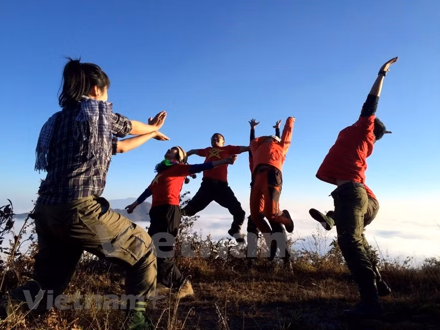 Trekking en los picos para ver el amanecer es un pasatiempo de muchos jóvenes en la cordillera Hoang Lien Son. El pico Fansipan es actualmente el punto de encuentro de muchos escaladores. La conquista de esta montaña se puede realizar a través de tours de agencias de viajes profesionales o autodirigidos con un guía local. La ruta de senderismo puede comenzar desde Hanoi a Lao Cai en tren en una distancia de 333 km; luego de Lao Cai a Sapa en coche a 38 km; luego desde Sa Pa hasta la parte superior del Tram Ton Pass o, menos popularmente, el complejo Cat Cat en coche o moto taxi. Se registran en la zona, mil personas de etnia Mong y Dao que trabajan para servir al mayor número de escaladores. Anteriormente, desde Sapa hasta la cima de Fansipan y su regreso, tomaba entre 5 y 6 días. Actualmente, la duración total del viaje de escalada es de solo 3 días, incluso 2 días o para aquellos que sean competentes y estén en buen estado de salud, se puede realizar en un día. (Foto: Vietnam+)