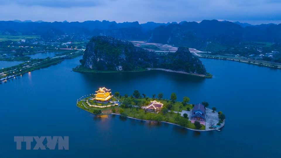 Ninh Binh lleva las características de la historia cultural milenaria de la antigua capital imperial con sus paisajes naturales. (Foto: VNA)
