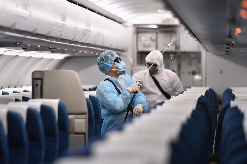La aerolínea insignia Vietnam Airlines ha intensificado las medidas de desinfectación de sus aviones para evitar el contagio del nuevo coronavirus (nCoV). La aerolínea utiliza CH2200, aprobado por Boeing, para su uso en los aviones sin causar daños a la salud de pasajeros, para la limpieza. Anteriormente, el Ministerio de Transporte de Vietnam anunció la creación de un comité directivo para la prevención del nCoV, para enfrentar el riesgo del contagio de la peligrosa enfermedad en este país. Esta comisión se responsabiliza de elaborar los planes preventivos, formular las medidas para impedir la propagación de la epidemia. Se centran también en la limpieza de las aeronaves de acuerdo con los procedimientos normales. (Foto: Vietnam+)