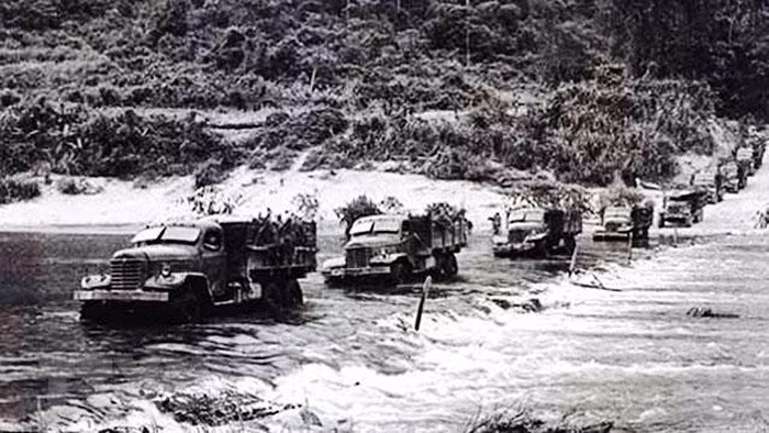 Desde 1959 hasta 1975, los legendarios soldados de Truong Son y pobladores locales trabajaron para mantener una red que atravesaba 21 provincias de Vietnam, Laos y Camboya, con una longitud total de 20 mil kilómetros de carretera, 600 kilómetros de vía fluvial, mil 400 de oleoductos, y mil 500 kilómetros de líneas de comunicaciones. (Fuente: VNA)