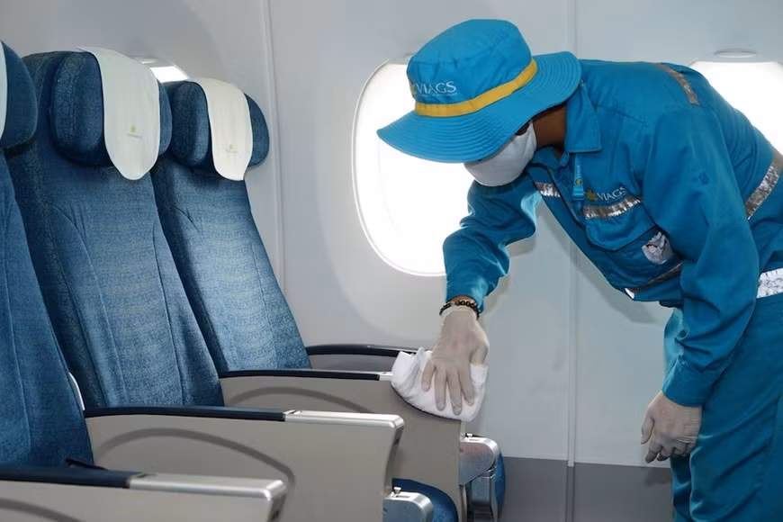 La higiene se centra específicamente en objetos y lugares donde los pasajeros se tocan regularmente con la mano (Foto: Vietnam +)