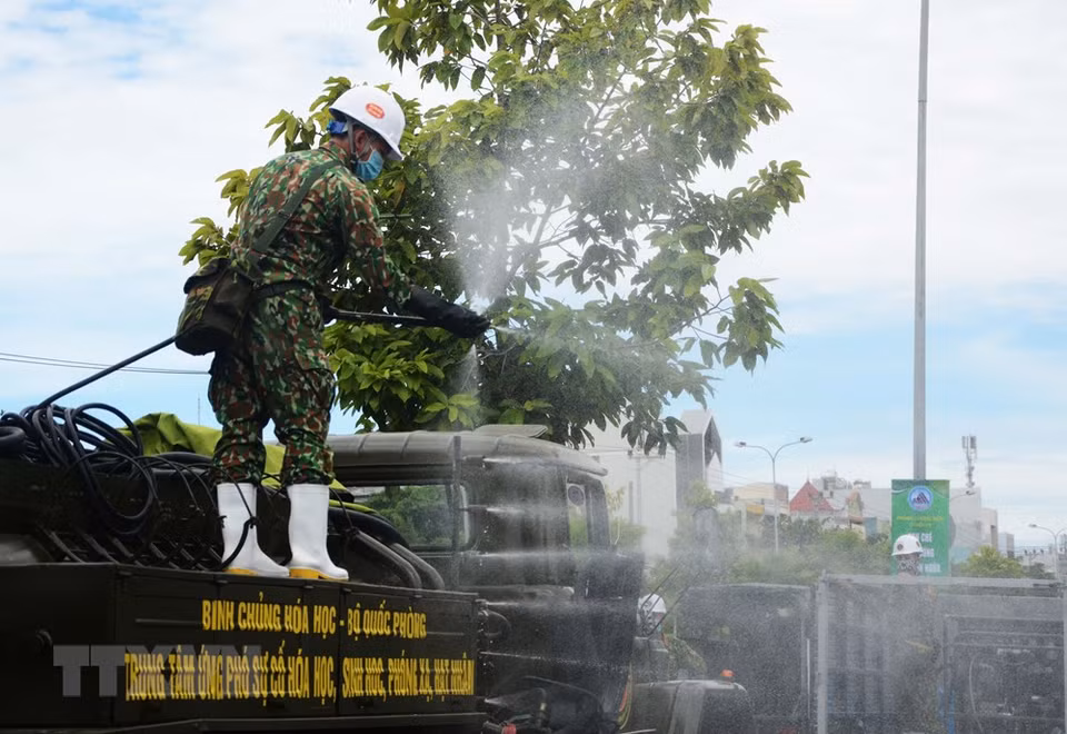 Se preparan productos químicos y equipos para realizar la desinfectación (Foto: VNA)