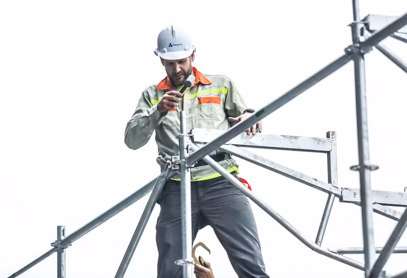 Los ingenieros extranjeros participan directamente en el proceso de supervisión y construcción en el sitio, asegurando el cumplimiento de los rigurosos estándares de la Federación Internacional de Automóviles (FIA). La competencia de F1 de Hanoi tendrá lugar del 3 al 5 de abril próximo, en lo que será la carrera más nueva del mundo. Se trata de la tercera parada del Campeonato Mundial FIA F1 2020 después de los circuitos de Australia y Bahréin, y será la primera vez que el evento se celebra en Vietnam, en lo que promete ser una de las pistas más emotivas y desafiantes en la historia de las carreras del automovilismo mundial. (Foto: Vietnam +)