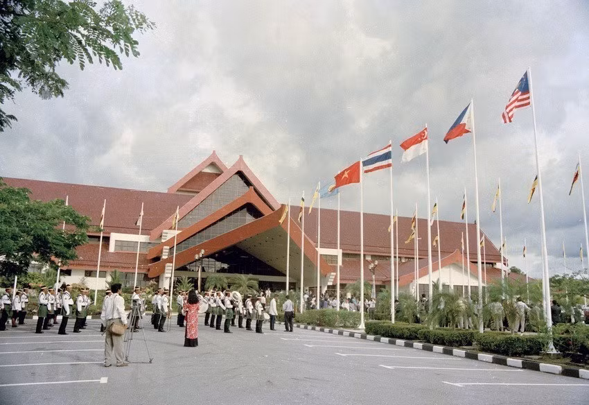 La bandera vietnamita ondeó junto con las banderas de los países de la ASEAN en el Centro Internacional de Convenciones de Bandar Seri Begawan. (Foto: VNA)