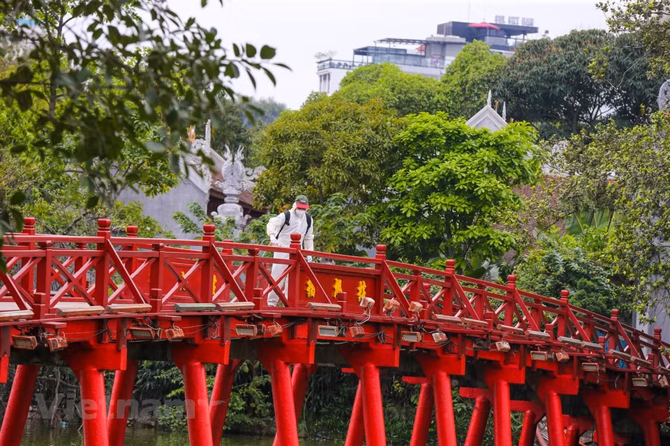 Se trata de la cuarta vez que se desinfectan los lugares turísticos desde que se registraron los casos del coronavirus en Hanoi en el fin de semana pasada. (Foto: Vietnam +)