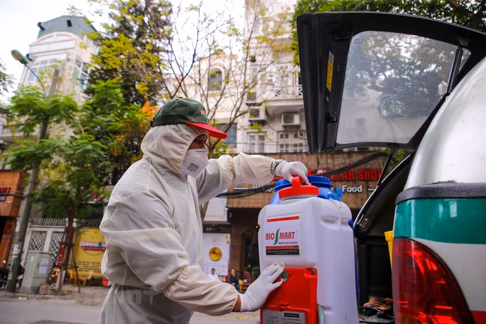 Se trata de la cuarta vez que se desinfectan los lugares turísticos desde que se registraron los casos del coronavirus en Hanoi en el fin de semana pasada. (Foto: Vietnam +)